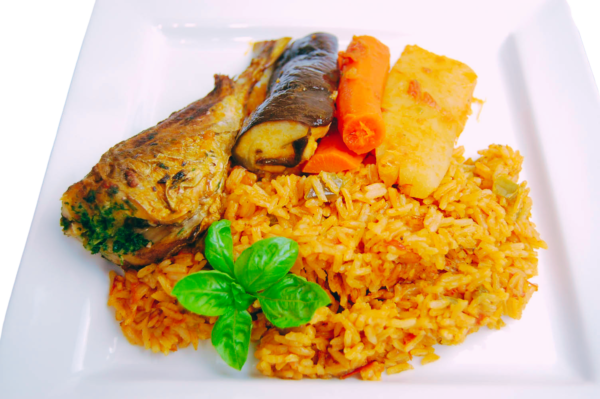 Le riz au gras est un plat traditionnel des cuisines africaines, apprécié pour sa richesse en saveurs. Ce plat est composé de riz long cuit dans un bouillon savoureux, souvent agrémenté d'épices variées.